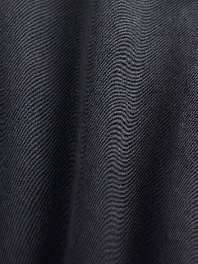 Βαρύ κακάκι σε ύφασμα twill με χαλαρή, ίσια γραμμή