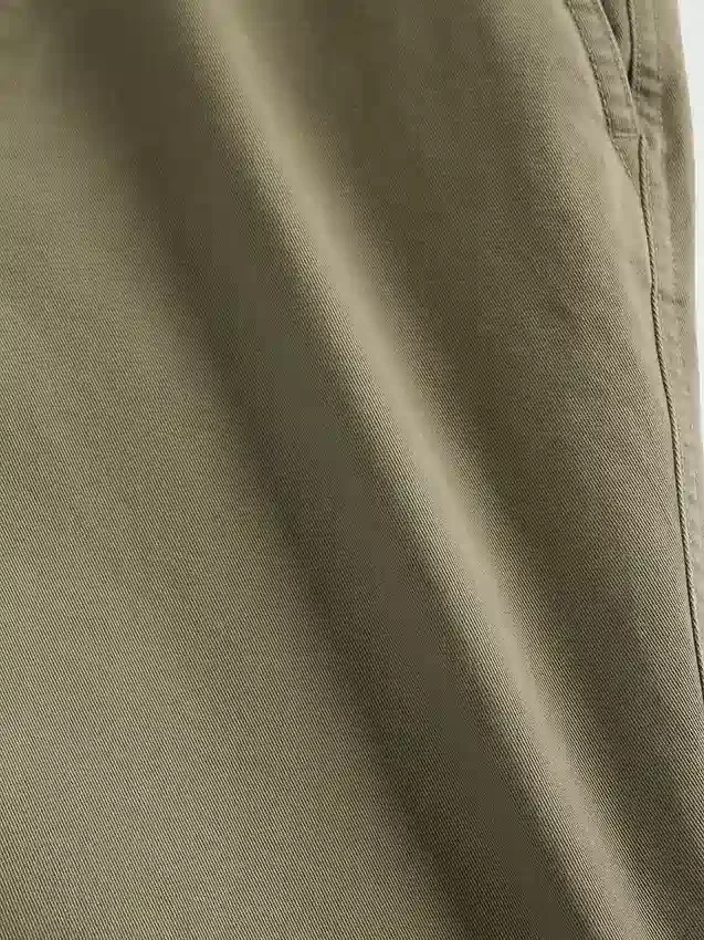 Βαρύ καμβά τύπου twill, χακί σε χαλαρή γραμμή εμπνευσμένη από τη δεκαετία του '90